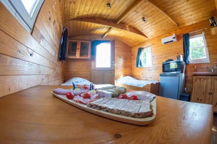 Willa Roulotte Et Jacuzzi De Rachel Au Domaine Du Reuze Winnezeele Zewnętrze zdjęcie